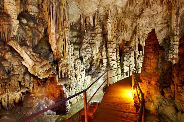 Grotte considérée comme le lieu de naissance du dieu mythique Zeus, avec passerelles, escaliers et chambres.
